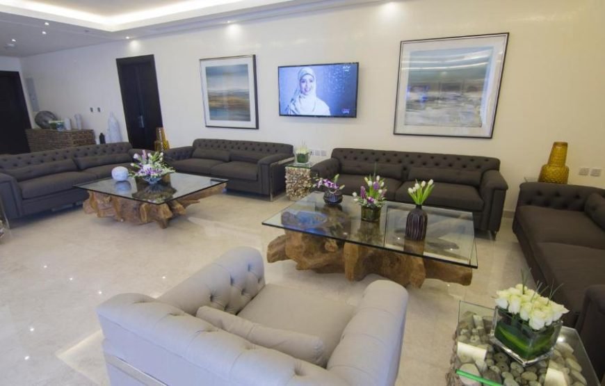 Masken Noon Aprthotel